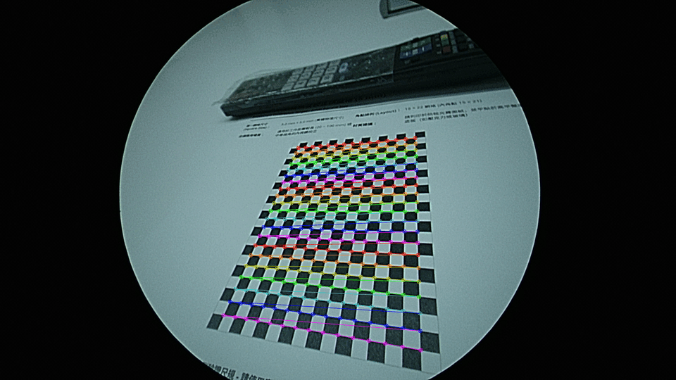 動畫：內視鏡拍攝的棋盤格校正圖在原始畫面與 cv2.findChessboardCorners 偵測結果之間切換，偵測到的每個內角點標上彩色圓圈與連線，依照棋盤格的行與列分別著色。
